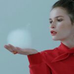 Lukerya Ilyashenko Instagram - Я заебалась быть/казаться счастливой. Мне тревожно. Мне хуево. Я не веселая, я не в «ресурсе», мать его, или как оно там сейчас называется. Я не хочу играть в эту social media игру, делать вид что всё заебись. Я никогда не нравилась себе внешне больше, чем сейчас, я никогда не была профессионально реализованнее, больше чем сейчас. Всё же круто, скажет кто-то, «Охуевшая Джульетта». А я скажу, что видимо счастье не из этого складывается. Из чего - не знаю. И не узнаю, я заканчиваю с его поисками. С этот момента я просто ворчливое, унылое, недовольное говно. Приятно познакомиться!