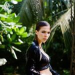 Lukerya Ilyashenko Instagram - Все в терапии - и все одинокие. А чему удивляться? - нам всё объяснили, причем научно. Не вот это вот расплывчатое «мудак», как раньше, а в очень точных терминах. «Токсичный», «абьюзер», «манипулятор», «газлайтер», «харрасер». Кому оно с такими характеристиками надо? Омар Хаям, сколько веков назад помер(в полном одиночестве) и тот понял, что не надо. «Ты, лучше будь один, чем стащут одеяло». Сразу видно, человек тоже на терапию ходил! Вообще, должна вас обрадовать, девчонки - с современными требованиями к партнеру и отрицанию любой формы компромисса(Спасибо, господин Лабковский. Мы два раза не повторяем еще со времен вашего первого бестселлера “Хочу и буду». А прочитав последний, я лично, если мне что-то не нравится сразу плюю в лицо.) смерть в гордом одиночестве больше не кажется такой уж недостижимой мечтой. Всё реально. Сами прикиньте. В инкубаторе под наши хотелки мужика не выращивают. Популяционно их меньше, мрут они чаще, прекрасно об этом знают, и меняться ради какой-то курицы с абонементом к мозгоправу вообще не собираются. А нафига им? Гетеросексуальный мужик, даже в самом своем безобразном виде, всё равно дефицит, что-нибудь к нему да прилипнет. Да и время не на нашей стороне, что уж там. Фраза «Меня воспринимают только как сексуальный объект» больше не вызывает сострадания. Лови момент, мамань. Радуйся. Ты и глазом не успеешь моргнуть, как тебя начнут воспринимать объектом не очень культурного наследия, маразматически кудахтающего на лавочке у подъезда. К чему я веду. Я тут недавно пост выложила, и там текст такой смешной был, а все комментарий - про сиськи. Я уже обидеться собралась на объективизацию, и что мой богатый внутренний мир не оценили, а потом задумалась, сколько реально лет мне будут делать эти грубоватые, но все же комплименты? Не много. И решила не обижаться. А ещё я решила вернуться к исконной терминологии. Что если «токсичного абьюзера» переименовать обратно в «мудака обыкновенного»? Может поэкологичнее ситуация покажется? Да и как ни крути, с «мудаком обыкновенным» не только жить веселее, но и умирать тоже.