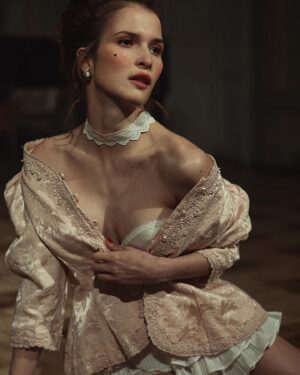 Lukerya Ilyashenko Instagram - Гуляй шальная императрица! И ничего, что паркет как из ДК Сварщик. Мушка и панталоны, хоть бы и на ламинате, всё равно делают своё шальное дело. 

Фотограф: 

@funkynat.ru 

Визажист:
@ilina_makeup_artist 

Стилист:
@kseniya_akulova 
Студия:
 @21.kult