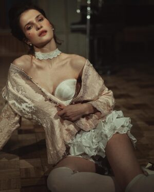 Lukerya Ilyashenko Instagram - Гуляй шальная императрица! И ничего, что паркет как из ДК Сварщик. Мушка и панталоны, хоть бы и на ламинате, всё равно делают своё шальное дело. 

Фотограф: 

@funkynat.ru 

Визажист:
@ilina_makeup_artist 

Стилист:
@kseniya_akulova 
Студия:
 @21.kult