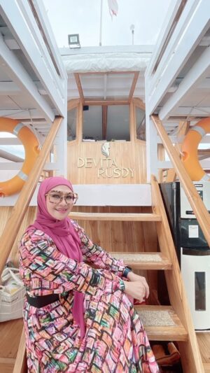 Lulu Zakaria Instagram - Pengalaman terindah selama Di Labuan Bajo MasyaaAllah Tabarakallah 💝
Alhamdulillah hari ini bisa menikmati Sunset di atas @devitar_cruise Cruise .. begitu keren tata ruang dan tempat dr lantai bawah hingga rooftop nyaa @devita_rusdy .. kenyamanan , service dan makanan enak nikmat semua .. 
yuuk bagi yang ingin liburan ke Labuan Bajo segera di noted berlayar 2-3 hari keliling pulau dg @devitar_cruise & @devitarusdycruise nya @devita_rusdy .. menikmati sunrise dan sunset ☀️🌈✨dg dekat di atas kapal 🛳️⛴️🚢 
Thank you so much 4 all @koko_ungke 
dear @devita_rusdy 💝💝💝

#devitarusdycruise
#labuanbajoisland
#tripthreeofus 
#Alhamdulillah 
#MasyaaAllahTabarakallah