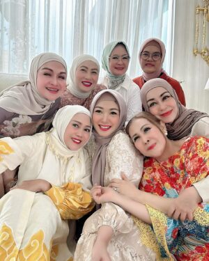 Lulu Zakaria Instagram - Teman2 yg baik hati ♥️♥️