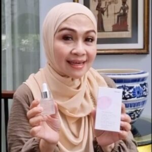 Lulu Zakaria Instagram - Sempat kurang pede kerutan dan flek mulai muncul tapi setelah ketemu Anti aging serum ini, aku jadi merasakan khasiatnyaa dan hari hariku hampir tanpa bedak sekarang Alhamdulillah 

#20mefree 
#mefree 
#skincare 
#serum 
#antiaging 
#AmanUntukSemua
#luluzakaria
#masyaallahtabarakallah💕
