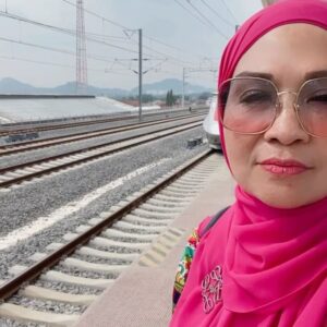 Lulu Zakaria Instagram - pengalaman yg luar biasa saat harus menguras tenaga dengan menunggu hingga ketinggalan Feeder kereta menuju @keretacepat_id … sempet terpancing emosi #harusbanyak istighfar krn delay 1 jam tuk jadwal whoosh berikutnyaa 🙈dan Tiket Hangus kesyel khaan  tapi begitu si whoosh datang semua jd berubah hati jd happy hahaha krn akan segera sampai  jakarta dlm 30 mnt 😍 intinyaa semua harus sesuai aturan yaa … di perhatikan jelas jadwal Feeder jam berapa yaa bukan hanya jadwal whoosh yg diperhatikan…Dan kita harus sampai stasiun 15 mnt sebelum jadwal Feeder jd tidak mgkn ketinggalan kereta Feeder 😍… ah senangnyaa kita ke Bandung dg @keretacepat_id yg cepet sampai … Alhamdulillah 

#feedertrain 
#keretacepatindonesiachina 
#tengokgadissholehaku
#banyakistighfar 
#alhamdulilah 
#masyaallahtabarakallah