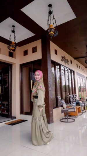 Lulu Zakaria Instagram - Bismillahirrohmanirrohiim..
Dress dan scarf cantik dari @baenettahouse_new design sahabat cantiiik @sumee_sandrata .. bismillah berkah dan sukses ya sayang . MasyaaAllah Tabarakallah ini awalan di paki tuk bersholawatan smg mkin berkah dan Cinta Baginda Rasulullah Sholallahu Alaihi Wassalam 💖💝

📸 by @ferdygeraldphotography 

#timsolawatmtriyyadushsholihin 
#sholawatprawedd
#Alhamdulillah 
#MasyaaAllahTabarakallah 
#latepost
