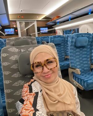 Lulu Zakaria Instagram - pengalaman yg luar biasa saat harus menguras tenaga dengan menunggu hingga ketinggalan Feeder kereta menuju @keretacepat_id … sempet terpancing emosi #harusbanyak istighfar krn delay 1 jam tuk jadwal whoosh berikutnyaa 🙈dan Tiket Hangus kesyel khaan  tapi begitu si whoosh datang semua jd berubah hati jd happy hahaha krn akan segera sampai  jakarta dlm 30 mnt 😍 intinyaa semua harus sesuai aturan yaa … di perhatikan jelas jadwal Feeder jam berapa yaa bukan hanya jadwal whoosh yg diperhatikan…Dan kita harus sampai stasiun 15 mnt sebelum jadwal Feeder jd tidak mgkn ketinggalan kereta Feeder 😍… ah senangnyaa kita ke Bandung dg @keretacepat_id yg cepet sampai … Alhamdulillah 

#feedertrain 
#keretacepatindonesiachina 
#tengokgadissholehaku
#banyakistighfar 
#alhamdulilah 
#masyaallahtabarakallah