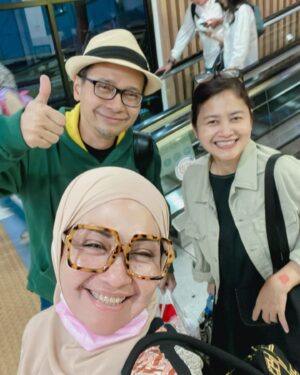 Lulu Zakaria Instagram - pengalaman yg luar biasa saat harus menguras tenaga dengan menunggu hingga ketinggalan Feeder kereta menuju @keretacepat_id … sempet terpancing emosi #harusbanyak istighfar krn delay 1 jam tuk jadwal whoosh berikutnyaa 🙈dan Tiket Hangus kesyel khaan  tapi begitu si whoosh datang semua jd berubah hati jd happy hahaha krn akan segera sampai  jakarta dlm 30 mnt 😍 intinyaa semua harus sesuai aturan yaa … di perhatikan jelas jadwal Feeder jam berapa yaa bukan hanya jadwal whoosh yg diperhatikan…Dan kita harus sampai stasiun 15 mnt sebelum jadwal Feeder jd tidak mgkn ketinggalan kereta Feeder 😍… ah senangnyaa kita ke Bandung dg @keretacepat_id yg cepet sampai … Alhamdulillah 

#feedertrain 
#keretacepatindonesiachina 
#tengokgadissholehaku
#banyakistighfar 
#alhamdulilah 
#masyaallahtabarakallah