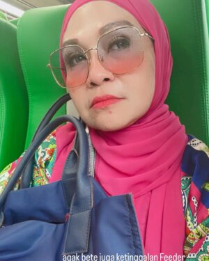 Lulu Zakaria Instagram - pengalaman yg luar biasa saat harus menguras tenaga dengan menunggu hingga ketinggalan Feeder kereta menuju @keretacepat_id … sempet terpancing emosi #harusbanyak istighfar krn delay 1 jam tuk jadwal whoosh berikutnyaa 🙈dan Tiket Hangus kesyel khaan  tapi begitu si whoosh datang semua jd berubah hati jd happy hahaha krn akan segera sampai  jakarta dlm 30 mnt 😍 intinyaa semua harus sesuai aturan yaa … di perhatikan jelas jadwal Feeder jam berapa yaa bukan hanya jadwal whoosh yg diperhatikan…Dan kita harus sampai stasiun 15 mnt sebelum jadwal Feeder jd tidak mgkn ketinggalan kereta Feeder 😍… ah senangnyaa kita ke Bandung dg @keretacepat_id yg cepet sampai … Alhamdulillah 

#feedertrain 
#keretacepatindonesiachina 
#tengokgadissholehaku
#banyakistighfar 
#alhamdulilah 
#masyaallahtabarakallah
