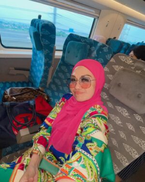 Lulu Zakaria Instagram - pengalaman yg luar biasa saat harus menguras tenaga dengan menunggu hingga ketinggalan Feeder kereta menuju @keretacepat_id … sempet terpancing emosi #harusbanyak istighfar krn delay 1 jam tuk jadwal whoosh berikutnyaa 🙈dan Tiket Hangus kesyel khaan  tapi begitu si whoosh datang semua jd berubah hati jd happy hahaha krn akan segera sampai  jakarta dlm 30 mnt 😍 intinyaa semua harus sesuai aturan yaa … di perhatikan jelas jadwal Feeder jam berapa yaa bukan hanya jadwal whoosh yg diperhatikan…Dan kita harus sampai stasiun 15 mnt sebelum jadwal Feeder jd tidak mgkn ketinggalan kereta Feeder 😍… ah senangnyaa kita ke Bandung dg @keretacepat_id yg cepet sampai … Alhamdulillah 

#feedertrain 
#keretacepatindonesiachina 
#tengokgadissholehaku
#banyakistighfar 
#alhamdulilah 
#masyaallahtabarakallah
