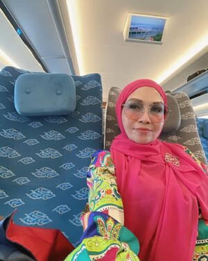 Lulu Zakaria Instagram - pengalaman yg luar biasa saat harus menguras tenaga dengan menunggu hingga ketinggalan Feeder kereta menuju @keretacepat_id … sempet terpancing emosi #harusbanyak istighfar krn delay 1 jam tuk jadwal whoosh berikutnyaa 🙈dan Tiket Hangus kesyel khaan  tapi begitu si whoosh datang semua jd berubah hati jd happy hahaha krn akan segera sampai  jakarta dlm 30 mnt 😍 intinyaa semua harus sesuai aturan yaa … di perhatikan jelas jadwal Feeder jam berapa yaa bukan hanya jadwal whoosh yg diperhatikan…Dan kita harus sampai stasiun 15 mnt sebelum jadwal Feeder jd tidak mgkn ketinggalan kereta Feeder 😍… ah senangnyaa kita ke Bandung dg @keretacepat_id yg cepet sampai … Alhamdulillah 

#feedertrain 
#keretacepatindonesiachina 
#tengokgadissholehaku
#banyakistighfar 
#alhamdulilah 
#masyaallahtabarakallah
