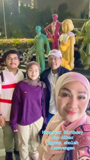 Lulu Zakaria Instagram - Barakallahu Fii Umrik anak sholeh jagoannya Mama Papa… bismillah semua doa yg di panjatkan di Ijabah  Allah Subhanahu Wa Ta’ala dan semua usaha yg kamu lakukan dimudahkan Sang Maha pemberi Rizqi … Mama sll berdoa semoga kamu tetap istiqomah dlm kebaikan dan kesholehan agar Cita CitaMU tercapai dan keberuntungan selalu menyertai di tiap langkahmu Mas Albar @fadgham.albar .. Papa & Mom Love You 😘… terima kasih tuk setiap kebahagiaan yg kamu kasih tuk Mama Papa dan Mba Salsa ya sayang MasyaaAllah Tabarakallah 

#19maret 
#birthdayboy 
#doaterbaik 
#anaksholeh 
#fypage 
#fyp 
#Alhamdulillah 
#masyaallahtabarakallah💕