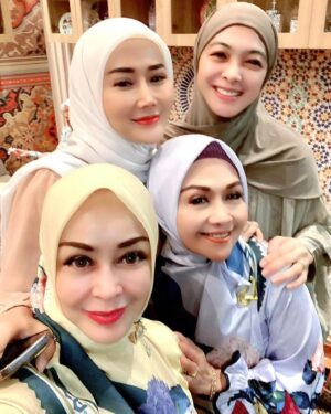 Lulu Zakaria Instagram - MasyaaAllah Tabarakallah Alhamdulillah Hadir Kajian bersama Teteh Geulis dan adik adik cantik sholeha yg kreatif dan penuh dg kesibukan yg manfaat berkah 💝 smg kita semua bisa istiqomah dlm kebaikan ya Aamiin Allahuma Aamiin 

proud of all of you Girls @daraarafah @clarashintareal @dianayulestari @marissyaichareal 
bersyukur punya Teteh nu bageur pisan @chintamiatmanagara 

#masyaaallahtabarakallah