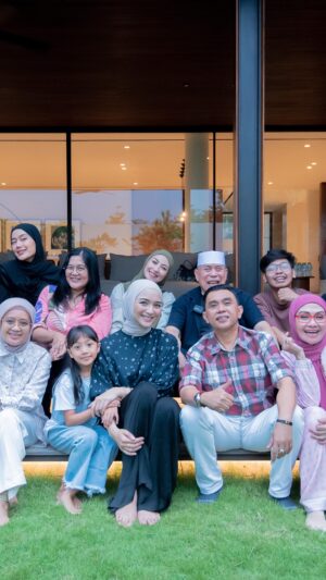 Lulu Zakaria Instagram - #tukangbuburnaikhajitheseries 
Alhamdulillah bisa menyambung Silahturahmi walau hanya sebagian dulu doakan bisa kumpul semua nanti yaa Bismillah ..

catering by chef @meithy6917 
🎥📸 by : @edosulistianto_ Thanks Edoo

#reuniTBNH2023
#tbnh2012-2017 
#tukangbuburnaikhajitheseries 
#silahturahmi 
#Alhamdulillah 
#MasyaaAllahTabarakallah