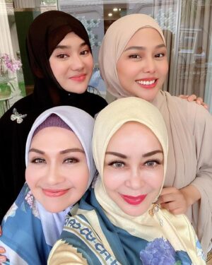 Lulu Zakaria Instagram - MasyaaAllah Tabarakallah Alhamdulillah Hadir Kajian bersama Teteh Geulis dan adik adik cantik sholeha yg kreatif dan penuh dg kesibukan yg manfaat berkah 💝 smg kita semua bisa istiqomah dlm kebaikan ya Aamiin Allahuma Aamiin 

proud of all of you Girls @daraarafah @clarashintareal @dianayulestari @marissyaichareal 
bersyukur punya Teteh nu bageur pisan @chintamiatmanagara 

#masyaaallahtabarakallah
