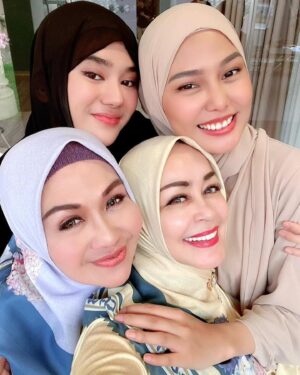Lulu Zakaria Instagram - MasyaaAllah Tabarakallah Alhamdulillah Hadir Kajian bersama Teteh Geulis dan adik adik cantik sholeha yg kreatif dan penuh dg kesibukan yg manfaat berkah 💝 smg kita semua bisa istiqomah dlm kebaikan ya Aamiin Allahuma Aamiin 

proud of all of you Girls @daraarafah @clarashintareal @dianayulestari @marissyaichareal 
bersyukur punya Teteh nu bageur pisan @chintamiatmanagara 

#masyaaallahtabarakallah