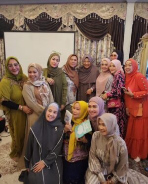 Lulu Zakaria Instagram - MasyaaAllah Tabarakallah Rejeki Alhamdulillah
 MT Adalia Zahra dpt kesempatan waktu Ibu @draisahdahlan yg sharing ke kita ttg : 
MT. Adalia Zahra♥️
*SELF HEALING*
by. Dr. Aisah Dahlan

… utk menyelesaikan Kelelahan Emosi

Muhasabah utk :
Hubungan dg Allah 
➡️Habluminallah
Hubungan ke sesama Manusia ➡️Habluminannas
Hubungan dg DIRI sendiri ➡️Habluminannafsi

*Self Compassion*: memahami keadaan Emosi (memaklumi diri ketika melakukan reaksi sesuatu)

*ME TIME* : 
Otak & Tubuh perlu waktu utk menyendiri ( berdasarkan Bakat )

*SELF TALK* : 
berbicara di cermin, ungkapkan emosi (sertakan nama Allah)

*Tahapan Usia :*
0-6 : Apa kata Ayah Ibu
7-12 : Apa kata Guru
13-17 : Apa kata Teman
18-30 : Apa kata Saya
>30 : Apa kata Allah

*TARIK NAFAS DALAM*
Buang seakan/ bayangkan (tulisan)

🩶17|Nov|23 

Jazakunallah Khoir Ibu @draisahdahlan n team persembahan yg Insyaa ALLAH manfaat dan berkah tuk kami semua 

#mtadaliazahra 
#17nov2023 
#Alhamdulillah 
#MasyaaAllahTabarakallah