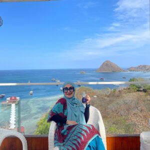 Lulu Zakaria Instagram - Bismillah … menabur terus kebaikan apapun hasil nya … Insyaa ALLAH tetap semangat meraih RidhoNYA… dan Manfaatnya buat semua kesayangan 💜 MasyaaAllah 

Melihat CiptaanNYA yg luar biasa indahnya di Pulau Labuan Bajo mengantarkan Hati makin Yakin akan KebesaranNYA… semoga tidak ada sedikitpun rasa tinggi hati ato sombong dg apa yg kita punya dan kita raih … Rasa Syukur Nikmat yg harus ku tanamkan padaku n anak2ku…we’re nothing Without YOU…
Ya Robb 🙏🏻☺️ semua Karena  Allah Subhanahu Wa Ta’ala Maha Baik MasyaaAllah Tabarakallah Alhamdulillah 💝💝💜💝💝

#TripLabuanBajo
#November2023
#TripThreeOfUs
#quiarivibes 
#quiarishake 
#quiarienergy 
#quiariprimegel 
#quiari 
#Alhamdulillah 
#MasyaaAllahTabarakallah