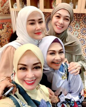 Lulu Zakaria Instagram - MasyaaAllah Tabarakallah Alhamdulillah Hadir Kajian bersama Teteh Geulis dan adik adik cantik sholeha yg kreatif dan penuh dg kesibukan yg manfaat berkah 💝 smg kita semua bisa istiqomah dlm kebaikan ya Aamiin Allahuma Aamiin 

proud of all of you Girls @daraarafah @clarashintareal @dianayulestari @marissyaichareal 
bersyukur punya Teteh nu bageur pisan @chintamiatmanagara 

#masyaaallahtabarakallah
