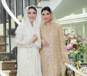 Lulu Zakaria Instagram - Doa dan Tasyakuran 4 bulan Kehamilan Bumil Cantik Debby kesayangan Mama @dewibamsoet bersama @group_solawat_riyadussolihin nya Teteh @lucky_resha 

bismillah semoga Semua Doa Doa yg di panjatkan dg iringan Sholawat Di ijabah  Allah Subhanahu Wa Ta’ala Aamiin Allahuma Aamiin 

📸📷 @fhidayani 

#doadantasyakuran 
#debbydannurul
#timsolawatmtriyyadushsholihin 
#dewibamsoet 
#Alhamdulillah 
#masyaallahtabarakallah