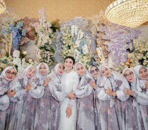 Lulu Zakaria Instagram - Doa dan Tasyakuran 4 bulan Kehamilan Bumil Cantik Debby kesayangan Mama @dewibamsoet bersama @group_solawat_riyadussolihin nya Teteh @lucky_resha 

bismillah semoga Semua Doa Doa yg di panjatkan dg iringan Sholawat Di ijabah  Allah Subhanahu Wa Ta’ala Aamiin Allahuma Aamiin 

📸📷 @fhidayani 

#doadantasyakuran 
#debbydannurul
#timsolawatmtriyyadushsholihin 
#dewibamsoet 
#Alhamdulillah 
#masyaallahtabarakallah