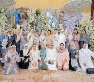 Lulu Zakaria Instagram - Doa dan Tasyakuran 4 bulan Kehamilan Bumil Cantik Debby kesayangan Mama @dewibamsoet bersama @group_solawat_riyadussolihin nya Teteh @lucky_resha 

bismillah semoga Semua Doa Doa yg di panjatkan dg iringan Sholawat Di ijabah  Allah Subhanahu Wa Ta’ala Aamiin Allahuma Aamiin 

📸📷 @fhidayani 

#doadantasyakuran 
#debbydannurul
#timsolawatmtriyyadushsholihin 
#dewibamsoet 
#Alhamdulillah 
#masyaallahtabarakallah