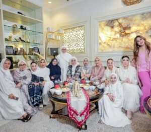 Lulu Zakaria Instagram - Doa dan Tasyakuran 4 bulan Kehamilan Bumil Cantik Debby kesayangan Mama @dewibamsoet bersama @group_solawat_riyadussolihin nya Teteh @lucky_resha 

bismillah semoga Semua Doa Doa yg di panjatkan dg iringan Sholawat Di ijabah  Allah Subhanahu Wa Ta’ala Aamiin Allahuma Aamiin 

📸📷 @fhidayani 

#doadantasyakuran 
#debbydannurul
#timsolawatmtriyyadushsholihin 
#dewibamsoet 
#Alhamdulillah 
#masyaallahtabarakallah
