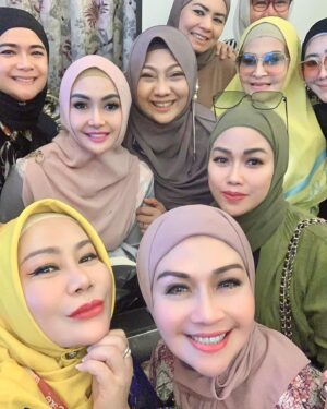Lulu Zakaria Instagram - MasyaaAllah Tabarakallah Rejeki Alhamdulillah
 MT Adalia Zahra dpt kesempatan waktu Ibu @draisahdahlan yg sharing ke kita ttg : 
MT. Adalia Zahra♥️
*SELF HEALING*
by. Dr. Aisah Dahlan

… utk menyelesaikan Kelelahan Emosi

Muhasabah utk :
Hubungan dg Allah 
➡️Habluminallah
Hubungan ke sesama Manusia ➡️Habluminannas
Hubungan dg DIRI sendiri ➡️Habluminannafsi

*Self Compassion*: memahami keadaan Emosi (memaklumi diri ketika melakukan reaksi sesuatu)

*ME TIME* : 
Otak & Tubuh perlu waktu utk menyendiri ( berdasarkan Bakat )

*SELF TALK* : 
berbicara di cermin, ungkapkan emosi (sertakan nama Allah)

*Tahapan Usia :*
0-6 : Apa kata Ayah Ibu
7-12 : Apa kata Guru
13-17 : Apa kata Teman
18-30 : Apa kata Saya
>30 : Apa kata Allah

*TARIK NAFAS DALAM*
Buang seakan/ bayangkan (tulisan)

🩶17|Nov|23 

Jazakunallah Khoir Ibu @draisahdahlan n team persembahan yg Insyaa ALLAH manfaat dan berkah tuk kami semua 

#mtadaliazahra 
#17nov2023 
#Alhamdulillah 
#MasyaaAllahTabarakallah