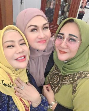 Lulu Zakaria Instagram - MasyaaAllah Tabarakallah Rejeki Alhamdulillah
 MT Adalia Zahra dpt kesempatan waktu Ibu @draisahdahlan yg sharing ke kita ttg : 
MT. Adalia Zahra♥️
*SELF HEALING*
by. Dr. Aisah Dahlan

… utk menyelesaikan Kelelahan Emosi

Muhasabah utk :
Hubungan dg Allah 
➡️Habluminallah
Hubungan ke sesama Manusia ➡️Habluminannas
Hubungan dg DIRI sendiri ➡️Habluminannafsi

*Self Compassion*: memahami keadaan Emosi (memaklumi diri ketika melakukan reaksi sesuatu)

*ME TIME* : 
Otak & Tubuh perlu waktu utk menyendiri ( berdasarkan Bakat )

*SELF TALK* : 
berbicara di cermin, ungkapkan emosi (sertakan nama Allah)

*Tahapan Usia :*
0-6 : Apa kata Ayah Ibu
7-12 : Apa kata Guru
13-17 : Apa kata Teman
18-30 : Apa kata Saya
>30 : Apa kata Allah

*TARIK NAFAS DALAM*
Buang seakan/ bayangkan (tulisan)

🩶17|Nov|23 

Jazakunallah Khoir Ibu @draisahdahlan n team persembahan yg Insyaa ALLAH manfaat dan berkah tuk kami semua 

#mtadaliazahra 
#17nov2023 
#Alhamdulillah 
#MasyaaAllahTabarakallah