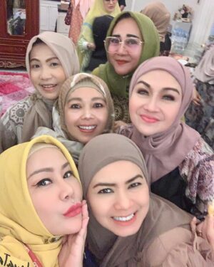 Lulu Zakaria Instagram - MasyaaAllah Tabarakallah Rejeki Alhamdulillah
 MT Adalia Zahra dpt kesempatan waktu Ibu @draisahdahlan yg sharing ke kita ttg : 
MT. Adalia Zahra♥️
*SELF HEALING*
by. Dr. Aisah Dahlan

… utk menyelesaikan Kelelahan Emosi

Muhasabah utk :
Hubungan dg Allah 
➡️Habluminallah
Hubungan ke sesama Manusia ➡️Habluminannas
Hubungan dg DIRI sendiri ➡️Habluminannafsi

*Self Compassion*: memahami keadaan Emosi (memaklumi diri ketika melakukan reaksi sesuatu)

*ME TIME* : 
Otak & Tubuh perlu waktu utk menyendiri ( berdasarkan Bakat )

*SELF TALK* : 
berbicara di cermin, ungkapkan emosi (sertakan nama Allah)

*Tahapan Usia :*
0-6 : Apa kata Ayah Ibu
7-12 : Apa kata Guru
13-17 : Apa kata Teman
18-30 : Apa kata Saya
>30 : Apa kata Allah

*TARIK NAFAS DALAM*
Buang seakan/ bayangkan (tulisan)

🩶17|Nov|23 

Jazakunallah Khoir Ibu @draisahdahlan n team persembahan yg Insyaa ALLAH manfaat dan berkah tuk kami semua 

#mtadaliazahra 
#17nov2023 
#Alhamdulillah 
#MasyaaAllahTabarakallah