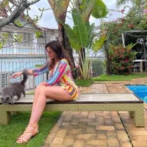 Luma de Oliveira Instagram - Já com um gato para passar o dia dos namorados bem acompanhada!😁🐈‍⬛
Nas outras fotos o pequeno felino se escondeu porque começou chover 🐈‍⬛ 
Em tempo: nao sei de quem é esse que está ao meu lado 😁