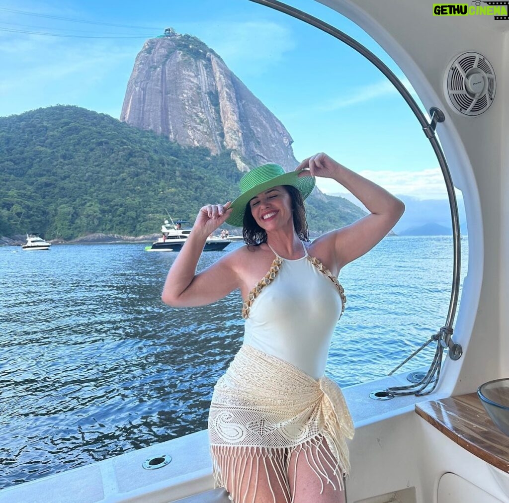 Luma de Oliveira Instagram - Bem-vindo, verão! Dump de fotos na praia da Urca com o Pão-de-Açúcar de cenário. O verão pra mim é mais do que uma estação, é um estado de espírito! Sou da região fria de serra, isso já é autoexplicativo 😁