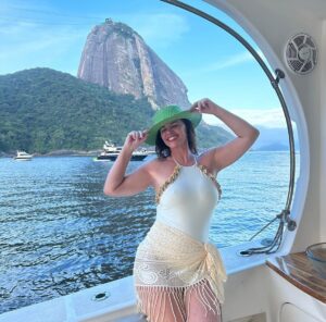 Luma de Oliveira Instagram - Bem-vindo, verão! 
Dump de fotos na praia da Urca com o 
Pão-de-Açúcar de cenário. 
O verão pra mim é mais do que  uma estação, é um estado de espírito! 
Sou da região fria de serra, isso já é autoexplicativo 😁