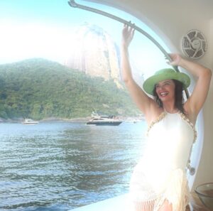 Luma de Oliveira Instagram - Bem-vindo, verão! 
Dump de fotos na praia da Urca com o 
Pão-de-Açúcar de cenário. 
O verão pra mim é mais do que  uma estação, é um estado de espírito! 
Sou da região fria de serra, isso já é autoexplicativo 😁