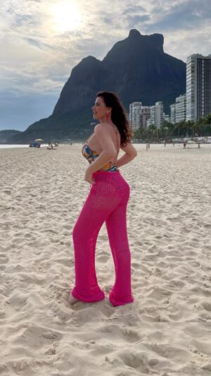 Luma de Oliveira Instagram - “Eu tenho um verão dentro de mim. 
Não vou viver nublado esperando a chuva cair, 
sou obstinado por verões de cantares 
reluzentes, 
e os sóis dos pássaros 
que me ardem os olhos, 
amoldam os caminhos 
dos girassóis iluminados” 
(Paulo Travassos)
