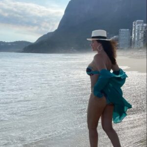 Luma de Oliveira Instagram - Hoje é aniversário da cidade! 🌅
“Vai lá meu Rio! Se bem me lembro, você não é apenas de Janeiro, é também de Dezembros, Fevereiros, de todos os meses, de todas as vezes que o sol vem tentar “copiar” sua beleza. 

Vai lá meu Rio! Faça seu percurso rumo ao destino de ser eternamente doce, embora tantos mares te rodeiem. 

Vai lá, meu Rio! Cumprir o seu inexorável destino de ser a cidade mais bonita deste mundo”!
(Paulinho Rezende)

1º de Março, 457 anos da Cidade do Rio de Janeiro. 🌄🌊🌴
