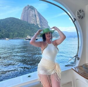 Luma de Oliveira Instagram - Bem-vindo, verão! 
Dump de fotos na praia da Urca com o 
Pão-de-Açúcar de cenário. 
O verão pra mim é mais do que  uma estação, é um estado de espírito! 
Sou da região fria de serra, isso já é autoexplicativo 😁