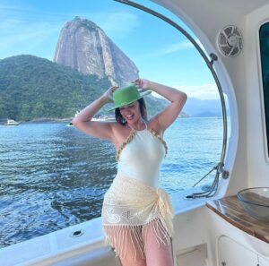 Luma de Oliveira Instagram - Bem-vindo, verão! 
Dump de fotos na praia da Urca com o 
Pão-de-Açúcar de cenário. 
O verão pra mim é mais do que  uma estação, é um estado de espírito! 
Sou da região fria de serra, isso já é autoexplicativo 😁