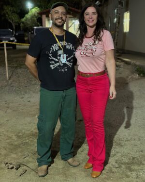 Luma de Oliveira Instagram - O texto é longo porque o assunto é muito sério. 
Fui ver rapidamente uma onça parda que está aguardando seu destino. 
Já está há 1 ano no Cetas do RJ, mas o seu martírio começou há 1 ano e meio quando foi capturada e aprisionada ilegalmente pelo dono de uma propriedade privada e mantida em condições precárias.
O delito que ela cometeu para ser aprisionada? Comeu 3 galinhas dessa propriedade. 

Já se encontrava desnutrida e desidratada quando o INEA foi chamado, e após resgata-la, foi encaminhada para o CRAS. 

Foram feitos exames e positivou para FIV, que é uma doença causada pelo vírus da imunodeficiência felina. 
Para realizar mais exames e esperar pelos resultados, foi levada para o CETAS de Seropédica, RJ. 
 
Tenho conversado com dois super profissionais, Leandro Nogueira que é chefe do CETAS/IBAMA 
e Marcelo Cupello, gerente de faunas do INEA (Instituto Estadual do Ambiente), todos torcem para que ela volte pra natureza, mas paralelamente estamos tentando conseguir um recinto adequado que possa recebê-la caso não seja possível o retorno para sua casa que é de direito. 
Se alguém quiser e puder adota-la, podendo oferecer estrutura para um animal silvestre, pode por gentileza, me contactar pelo DM e eu direciono para os profissionais. Essa criatura linda e rara pode precisar da piedade de alguém 
para ter uma vida digna. 

Essa semana os laudos finais foram encaminhado para o Ibama de Brasília e lá será definido sua vida. 
 
Ela só tem contato com o tratador, eu fiquei perto menos de um minuto. 
Fui ajudar um pouco levando carne pra ele (o puma é um macho jovem) e ver os outros animais que estão lá por serem vítimas do tráfico e/ou maus-tratos. 
 
No final do vídeo ela olhando para a janela, foi de cortar o coração.💔 

@alexalves_oficial , afilhado, obg pela força.