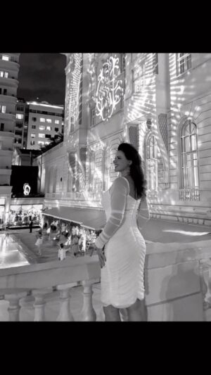 Luma de Oliveira Instagram - Que  noite linda foi a do réveillon! 
2023 chegou pra mim em Copacabana, com cores, fogos, brilho e com a energia de um ano bom! 
✨🥂💥🌟 
#copacabanapalace 
🎆🎇