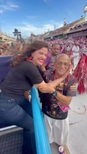 Luma de Oliveira Instagram - O sol já estava forte mas eu não iria embora  antes do último componente passar e também parabenizar muito a Viradouro pelo campeonato. 
Eis que veio meu amigo de tantos carnavais: 
Mestre Ciça. Um gigante! 
Falar da paixão e o respeito que tenho por ele seria redundância, melhor deixar que as fotos no final do vídeo falem por isso. 

Como sempre fez o Presidente de Honra que admiro muito , Marcelo Kallil foi até onde eu estava me cumprimentar. 
Dessa vez trouxe a Érika, Rainha da bateria. 
Ela é mais linda pessoalmente porque tem brilho, força e sua aura é de luz. E é muito amorosa! 

E então, como em todos os anos até o próximo Carnaval, guardarei na retina as cores, todo o carinho que tinha nos  olhos de cada pessoa que veio falar comigo e as bandeiras. 
Me emociono com todas as bandeiras gigantes que  fecham os desfiles como que dizendo: fizemos o  nosso melhor e estamos orgulhosos disso! 

Eu também! 
De onde eu estiver participando assistindo, meu melhor estará ali. 
❤️💙💖💚🤍🖤💛
 
@mestrecicaoficial 
@erikajanuza 
@unidosdoviradouro 
@furacaovermelhoebranco
