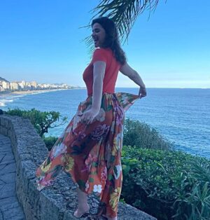 Luma de Oliveira Instagram - E lá fui eu passear pela cidade! O  Parque Natural Dois Irmãos fica meio escondido entre Leblon e São Conrado e vale muito a pena ir! Tem 4 mirantes, muitas trilhas, parquinho  infantil,  e é super bem  cuidado. Não tem lanchonete, da próxima vez vou levar lanchinho pra fazer piquenique 😁! #oriodejaneirocontinualindo