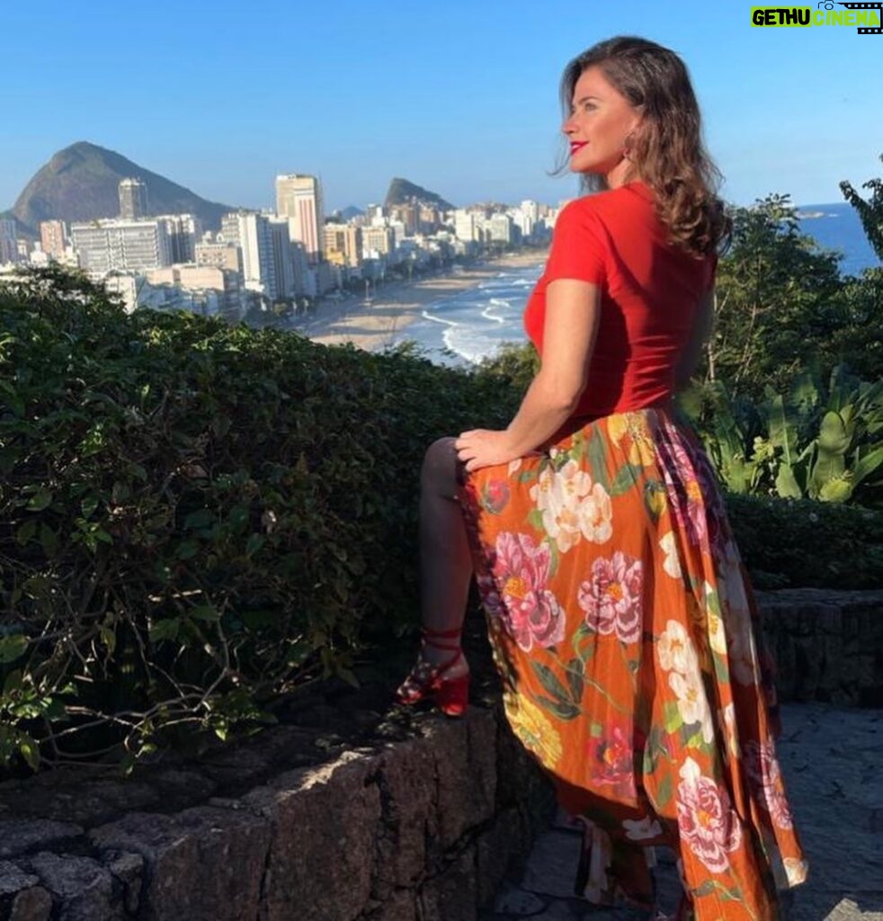 Luma de Oliveira Instagram - E lá fui eu passear pela cidade! O Parque Natural Dois Irmãos fica meio escondido entre Leblon e São Conrado e vale muito a pena ir! Tem 4 mirantes, muitas trilhas, parquinho infantil, e é super bem cuidado. Não tem lanchonete, da próxima vez vou levar lanchinho pra fazer piquenique 😁! #oriodejaneirocontinualindo