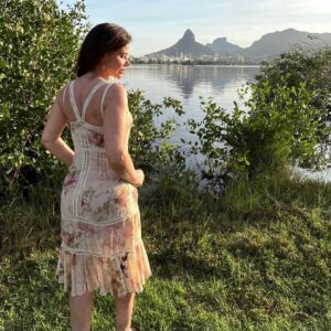 Luma de Oliveira Instagram - Tarde gostosa de inverno em um dos cartões-postais mais bonitos do Rio: Lagoa Rodrigo de Freitas. 
São quase 8 km de perímetro com muitas opções de lazer e esporte. A natureza ao redor é deslumbrante!
Ao fundo, o morro Dois Irmãos e a Pedra da Gávea.