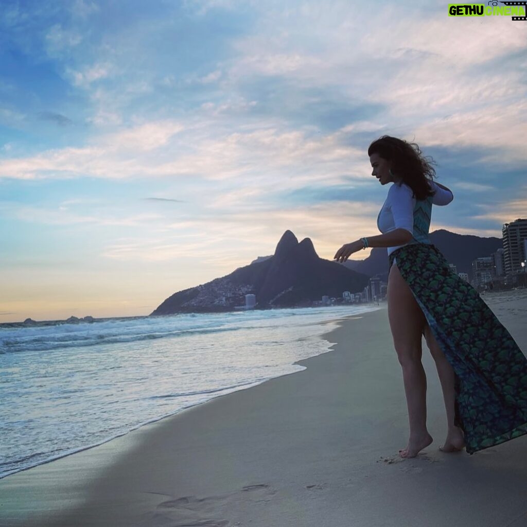 Luma de Oliveira Instagram - “Estende tuas asas pelos azuis que te aguardam”! 🔷 J. Inácio.