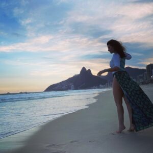Luma de Oliveira Instagram - “Estende tuas asas pelos azuis que te aguardam”! 🔷 
J. Inácio.