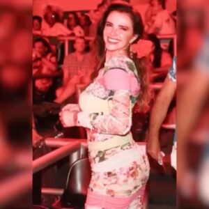 Luma de Oliveira Instagram - Ahhh Carnaval!
Mais de dois anos sem você, sem ver a arte  com o nome da folia brotar desse chão. 

Mas como diz a música do vídeo, “iremos achar o tom, um acorde com lindo som”. Já achamos! 

A noite engalanada ( adoro essa palavra 😁) estava especialmente linda. Ver a Avenida iluminada novamente, foi emocionante, especial e inesquecível. ✨🎭✨
