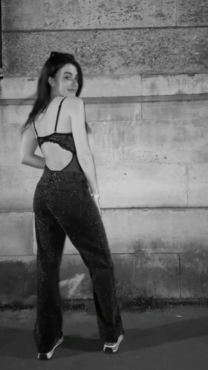 Luna Ginestet Instagram - 🪩🌚 Un joli haut, un pantalon qui pète, des baskets et c’est TIPAR 
.
.
.
.
.
.
.
.
#ootd #nightout #partylook #strass #glitter #bling 
.
.
.
.

Must have • Glitter • Strass • Nightout look • Style inspo • Glamup • Party • Celebrate