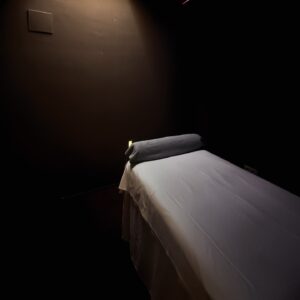 Luna Ginestet Instagram - Le temps suspend son vol, les pensées s’allègent. Que du chill. 🧖‍♀️