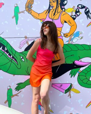 Luna Ginestet Instagram - C🦄O🌈L🍀O🦋R🍬S 
.
.
.
.
.
#color #streetart #rvca #wallart #ootd #style