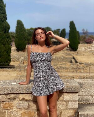 Luna Ginestet Instagram - J’adore les endroits que me font réaliser à quel point nous sommes petits 🌞
.
.
.
📸 @juliette.cdrc 
.
.
.
.
.
.
.
.
.
.
#picoftheday #vacation #happy #ruines #love #frenchgirl #freackles